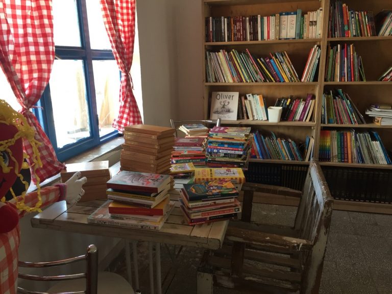 İlkdördün Gençlik Kütüphanesi
