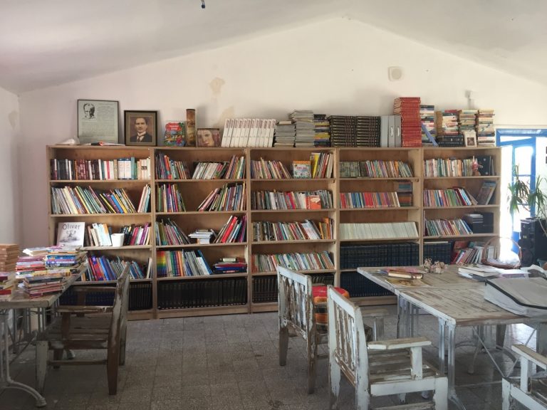 İlkdördün Gençlik Kütüphanesi